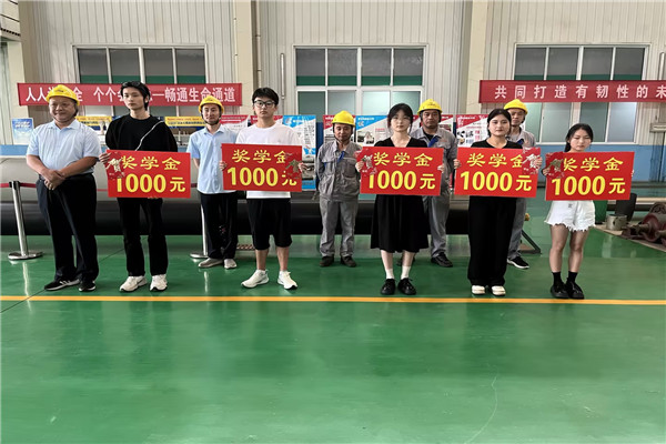 濟南天盟熱噴塗公司是一家關注員工和學生福利企業，不僅致力於技術的傳承，更關注著學生的成長和發展。在公司董事長的關懷下，不僅提供了1000元的企業學生援助，還為學生們提供了溫暖的幫助和支持。  濟南天盟董事長薛雲領上台致辭，考上大學是人生關鍵轉折點，也是一個新的起點。集團公司非常關心職工子弟的健康成長，多年來一直用愛心助學的方式，幫助集團內員工的子女順利完成學業，為社會培育人才，為職工解決後顧之憂。在公司董事長的致辭中，他強調了企業的社會責任和對員工和學生的關愛。他表示，企業不僅要在技術和產業上不斷創新，更要關注員工和學生的成長。因此，公司決定設立了1000元的企業學生援助，幫助學生順利完成學業。這一舉措得到了員工和學生的一致好評，也展現了濟南天盟熱噴塗公司作為一家關愛型企業的形象。   愛心企業助學-濟南天盟.jpg  同時一位優秀的學生代表分享了自己的成長故事。他表示，在濟南天盟熱噴塗公司的關懷下，他得到了不僅是物質上的幫助，更是精神上的支持。他感謝公司為他提供的學習機會和成長平台，讓他能夠更好地發展自己的技能和能力。表示自己將努力學習，將來也會回報社會，傳承企業的關愛精神。  愛心企業助學-濟南天盟..jpg  濟南天盟熱噴塗公司作為一家關愛學生的企業，不僅在技術和產業上有著卓越的表現，更在關愛員工和學生方麵樹立了良好的榜樣。他們的舉措不僅體現了企業的社會責任，更展現了企業的人文關懷。通過這樣的舉措，濟南天盟熱噴塗公司為更多的企業樹立了良好的榜樣，也為學生提供了更多的成長機會。  在未來，希望更多的企業能夠關注員工和學生的成長，傳承企業的關愛精神，為社會的發展貢獻自己的力量。讓草莓视频APP入口共同努力，讓關愛之心在企業和社會中傳遞，讓更多的學生能夠得到幫助和支持，共同創造美好的未來。   愛心企業助學-濟南天盟.jpg.jpg